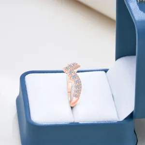 Bague moissanite élégante en argent S925 plaqué or rose avec bande torsadée et zircons