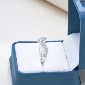 Bague en argent S925 avec moissanite et anneau torsadé dans un écrin bleu