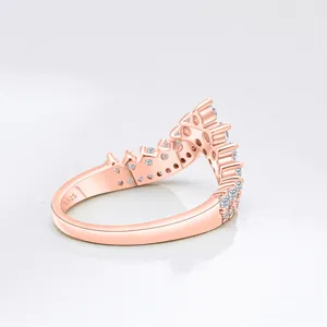 Vue détaillée d'une bague en argent S925 en forme de V dorée rose avec pavé de moissanites