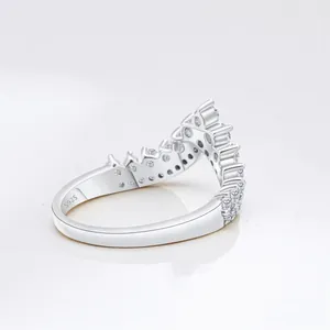 Vue macro d'une bague en argent S925 en forme de V avec sertissage de diamants fins