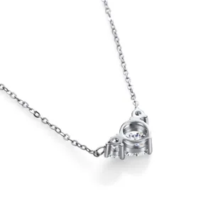 Halskette aus S925 Sterlingsilber mit Moissanit-Anhänger im Drei-Stein-Design auf weißem Grund