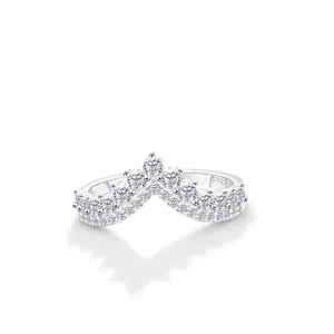 Gros plan sur une bague couronne en V en argent S925 sertie de moissanites brillantes