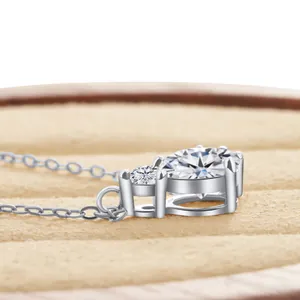 Elegante S925 Sterlingsilber Kette mit Doppel-Moissanit Anhänger auf Samt-Hintergrund