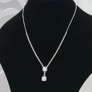 Elegante Silberhalskette mit quadratischen Moissanit-Anhängern auf schwarzem Samtständer