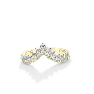 Détail de la bague en argent S925 dorée en forme de V avec design couronne et zircons