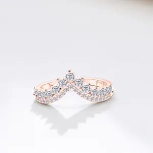 Vue détaillée d'une bague S925 en or rose en forme de V sertie de moissanites