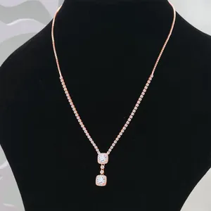 Elegante rotgoldene Brauthalskette mit doppeltem quadratischem Anhänger und Zirkonia