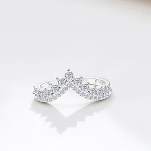 Vue détaillée d'une bague couronne en argent S925 en forme de V avec des moissanites