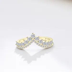 Gros plan d'une bague en argent S925 doré en forme de V sertie de moissanite scintillante