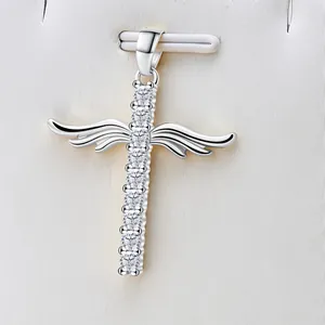 Elegante ciondolo a croce con ali d'angelo in argento S925 con pietre preziose bianche