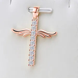 Collana con ciondolo a croce e ali d'angelo in argento S925 oro rosa con pietre