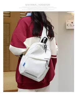 Détail du sac de poitrine blanc léger avec bandoulière réglable pour le sport