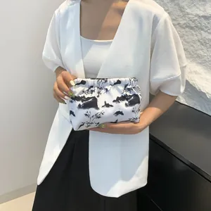Weiße Mini-Umhängetasche mit schwarzem Tuschedruck und wolkenförmigem Falten-Design