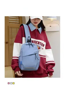 Sac à bandoulière en nylon bleu clair avec poche zippée et logo de marque Soraka