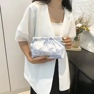 Elegante Mini-Handtasche im chinesischen Stil mit blauen Landschaftsmustern für Damen