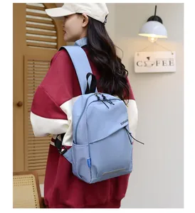 Gros plan d'un sac de poitrine extérieur bleu clair avec fermeture éclair et logo