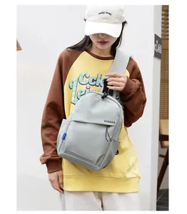 Sac bandoulière SORAKA gris-vert clair en nylon imperméable porté lors d'une séance outdoor