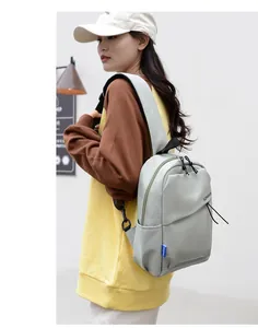 Vue détaillée du sac à dos de randonnée Soraka gris clair porté par un mannequin femme