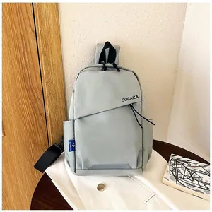 Gros plan d'un sac de poitrine en nylon bleu clair avec logo SORAKA sur une table