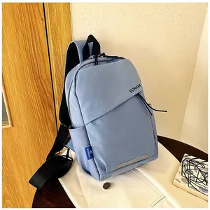 Détail du sac bandoulière en nylon bleu clair avec sangle réglable et poche zippée