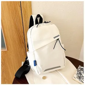 Détail du sac bandoulière blanc SORAKA avec sangle noire réglable et logo imprimé