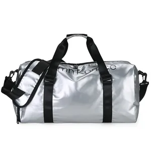 Sac de voyage sport argenté métallisé avec poignées noires et logo mnKonce devant