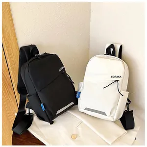 Détail du sac de poitrine avec bande réfléchissante de sécurité et tissu en nylon durable