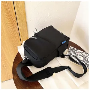 Détail du sac bandoulière noir en nylon avec logo SORAKA et bandoulière en maille aérée