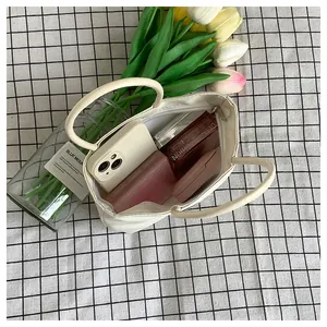 Dettaglio della mini borsa bianca in nylon con manico ad anello e spazio interno capiente