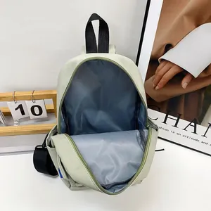 Sac à dos de randonnée léger vert clair avec doublure grise et fermeture éclair solide