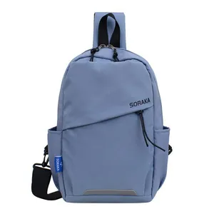 Sac bandoulière léger bleu clair avec bande réfléchissante et logo SORAKA