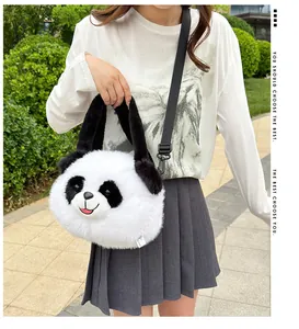 Detailansicht der Panda-Plüschtasche mit weichem Kunstfell und verstellbarem Gurt