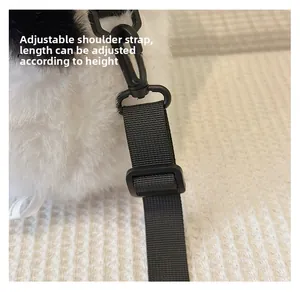 Detail des verstellbaren Nylon-Schultergurts an der weichen Panda-Plüschtasche mit Haken