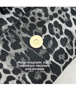 Dettaglio borsa leopardata grigia con chiusura magnetica dorata in metallo resistente
