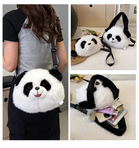 Detailansicht der Panda-Plüschtasche mit Stauraum für Smartphone und Kosmetika