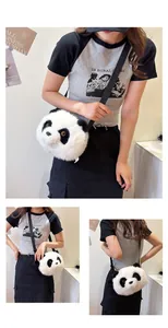 Detail der Plüsch-Panda-Umhängetasche mit weichem Kunstfell und verstellbarem Gurt