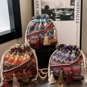 Borsa a secchiello etnica in maglia con motivi geometrici e nappe colorate
