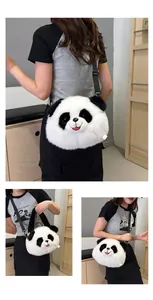 Detail der süßen Panda-Plüschtasche mit schwarzem Gurt und weichem Pelzmaterial