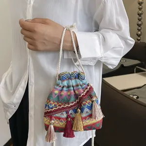 Secchiello ricamato in stile etnico con nappine colorate e motivi geometrici chic