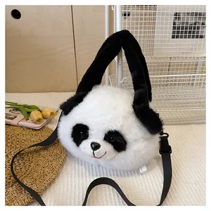 Detail der Panda Plüschtasche mit weichem Kunstfell und 3D Gesichtszügen der Tasche