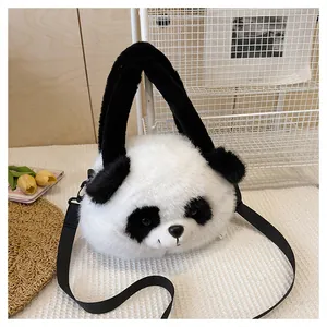Detail der süßen Panda Plüschtasche mit 3D Gesichtszügen und weichem Kunstfellmaterial