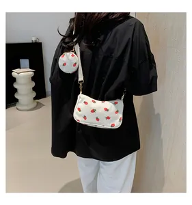 Bolso de hombro de pana con estampado de fresas y detalle de monedero redondo a juego