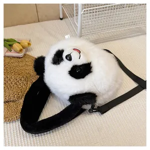 Detailansicht der weichen Panda-Plüschtasche mit schwarzem Gurt und flauschiger Textur