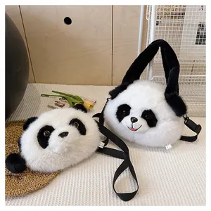 Detailansicht der süßen Panda-Plüschtasche mit weicher Textur und verstellbarem Schultergurt