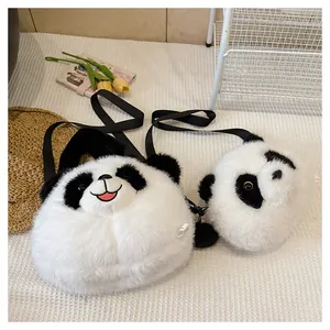 Nahaufnahme von zwei Panda-Plüschtaschen mit verstellbaren Trägern auf weißem Teppich