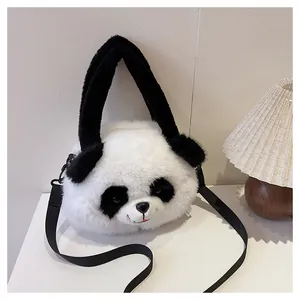 Detailansicht der weichen Panda Plüschtasche mit schwarzen Henkeln und Schultergurt