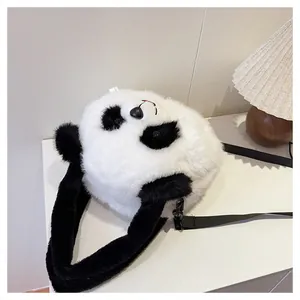 Detail der süßen Panda-Plüschhandtasche mit flauschiger Textur und Schultergurt