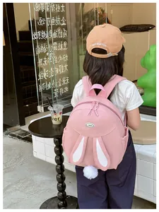 Mochila de conejo rosa para niñas con detalle de cola de peluche y escudo deportivo