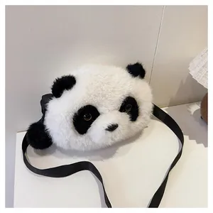 Detail der süßen Panda Plüsch Umhängetasche mit weichem Fell und schwarzen Ohren