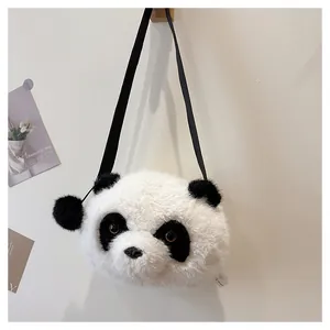 Detailansicht der Panda-Plüschtasche mit weicher Fellstruktur und niedlichem Cartoon-Gesicht